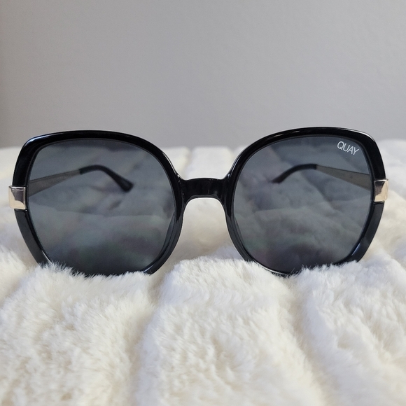 QUAY // ltd ed chrissy teigen retro-glam oversized round black smoke gold sunnie main image 15